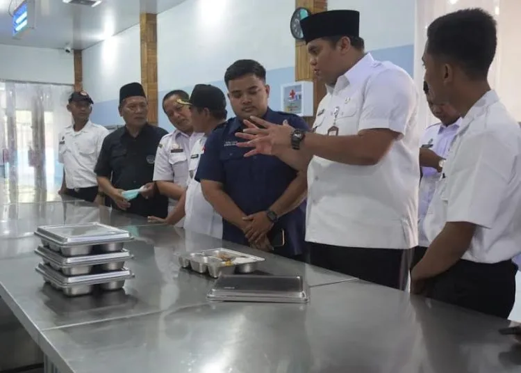 Cegah Kasus Keracunan MBG, Gus Hajar Minta SPPG di Jepara Bekerja Sesuai SOP 25 Wakil Bupati Jepara, M. Ibnu Hajar (Gus Hajar) saat melakukan monitoring di beberapa SPPG. (Tomi Budianto/Lingkarjateng.id)