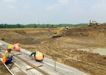 Pembangunan Embung Karangjati di Kabupaten Blora. (Eko Wicaksono/Lingkarjateng.id)