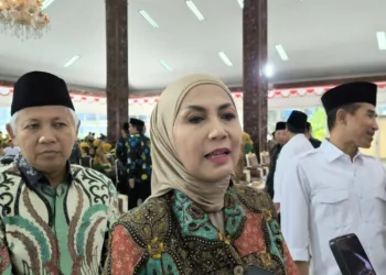 Bupati Kendal Dyah Kartika Permanasari didampingi Ketua PCNU Kendal KH Mustamsikin. (Arvian Maulana/Lingkarjateng.id)