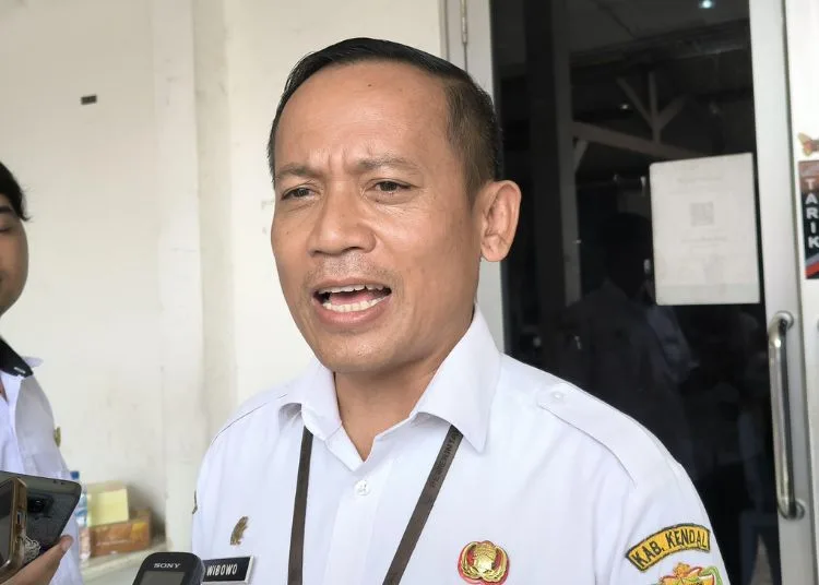 Lapak Relokasi untuk Pedagang Kayu di Pasar Weleri Kendal Siap Ditempati 25 Kepala Disdagkop Kendal, Toni Ari Wibowo saat diwawancara, Kamis, 11 September 2025. (Arvian Maulana/Lingkarjateng.id)