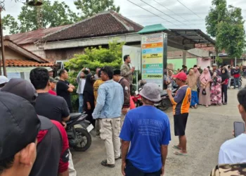 Warga berorasi di depan Balaidesa Tunggulsari Kendal menuntut Kepala Desa lengser, Jumat, 19 September 2025. (Unggul Priambodo/Lingkarjateng.id)