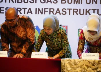 Bupati Kendal, Dyah Kartika Permanasari saat menandatangani MoU dengan Ditjen Migas Kementerian ESDM RI program Jaringan Distribusi Gas Bumi (Jargas) Saluran Rumah. (Dok. for Lingkarjateng.id)