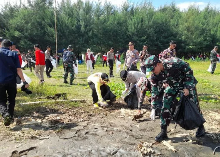 Kodim 0715/Kendal Sengkuyung Bersihkan Pantai Muara Kencana 25 Pemkab Kendal dan Kodim 0715 Kendal beserta masyarakat Gotong Royong melakukan bersih-bersih Pantai Muara Kencanl, Sabtu, 20 September 2025. (Lingkar Network)