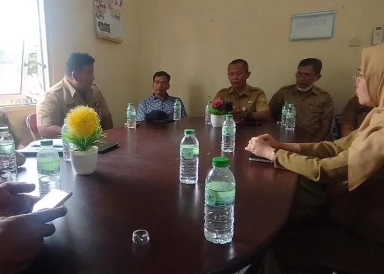 Tindak Lanjuti Laporan, Inspektorat Kendal Mulai Dalami Kasus Kades Tunggulsari 25 Tim dari Inspektorat Kendal saat turun langsung mengunjungi Balai Desa Tunggulsari, Selasa, 30 September 2025. (Arvian Maulana/Lingkarjateng.id)