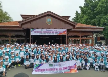 Bupati Kudus Sam’ani Intakoris saat melepas keberangkatan atlet peserta Porsema XIII Tingkat Jawa Tengah di Pendopo Kabupaten Kudus, Rabu, 10 September 2025. (Nisa Hafizhotus S/Lingkarjateng.id)