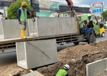 Proyek pembangunan drainase di Jalan Kudus-Kaliwungu, tepatnya dari perempatan Jember ke barat. (Nisa Hafizhotus S/Lingkarjateng.id)