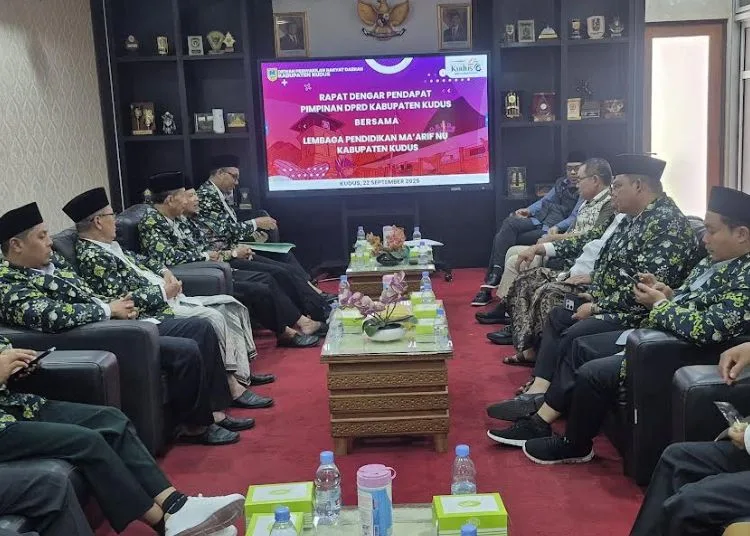Audiensi ke DPRD, LP Ma’arif NU Kudus Desak Revisi Perbup TKGS 25 Lembaga Pendidikan (LP) Ma’arif PC NU Kabupaten Kudus audiensi bersama Ketua DPRD Kudus, Masan, di ruang transit DPRD Kudus, Senin, 22 September 2025. (Mohammad Fahtur Rohman/Lingkarjateng.id)