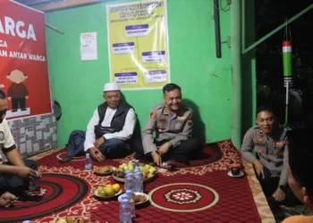 Kapolres Kudus AKBP Heru Dwi Purnomo bersama Pejabat Utama (PJU) Polres Kudus saat mengunjungi Pos Kamling Desa Klaling RT 6 RW 1, Kecamatan Jekulo, Rabu malam, 24 September 2025. (Fahtur Rohman/Lingkarjateng.id)