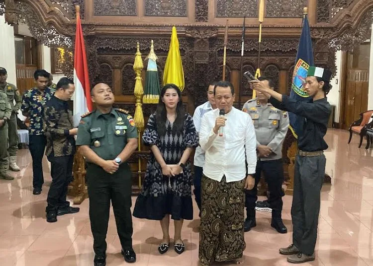 Bupati Kudus dan Forkopimda Disumpah Al-Quran saat Audiensi Bersama Mahasiswa 25 Bupati Kudus Sam’ani Intakoris bersama jajaran Forkopimda saat disumpah di bawah Al-Quran saat audiensi bersama HMI Kudus di Pendopo Kabupaten Kudus, Kamis, 4 September 2025. (Nisa Hafizhotus S/Lingkarjateng,id)