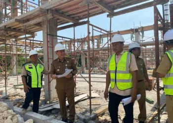Bupati Kudus Sam’ani Intakoris saat mengecek pembangunan Gedung Perpustakaan Daerah Kudus, Senin, 8 September 2025. (Nisa Hafizhotus S/Lingkarjateng.id)