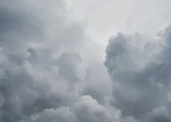 Ilustrasi langit mendung akan turun hujan. (Dok. Lingkarjateng.id)