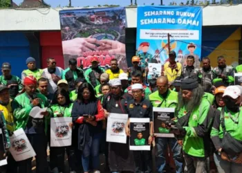 Ratusan driver ojek online menggelar doa bersama untuk mengenang almarhum Affan Kurniawan, di Lapangan Simpang 5 Kota Semarang, Rabu, 3 September 2025. (Rizky Syahrul/Lingkarjateng.id)