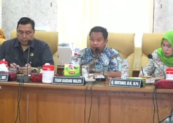 Ketua Pansus DPRD Pati Tegus Bandang Waluyo beserta jajarannya. (Arif Febriyanto/Lingkarjateng.id)