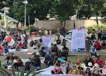 Ratusan warga yang tergabung dalam Aliansi Masyarakat Pati Bersatu (AMPB) menggelar aksi di depan Gedung Komisi Pemberantasan Korupsi (KPK), Kuningan, Jakarta Selatan, pada Senin, 1 September 2025. (Antara)