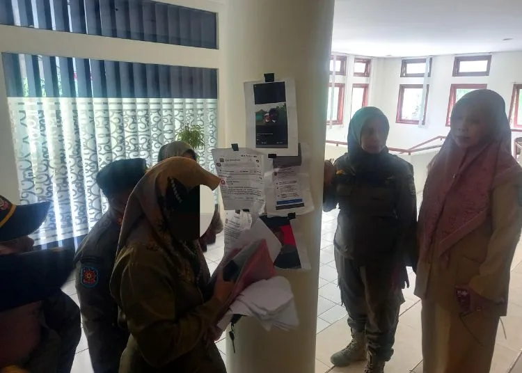 Bu Guru di Rembang Lapor DPRD karena Dugaan Bullying oleh Rekan Kerja 25 Guru N menunjukkan sejumlah bukti bullying yang diterimanya, Senin, 1 September 2025. (Muhammad Faalih/Lingkarjateng.id)