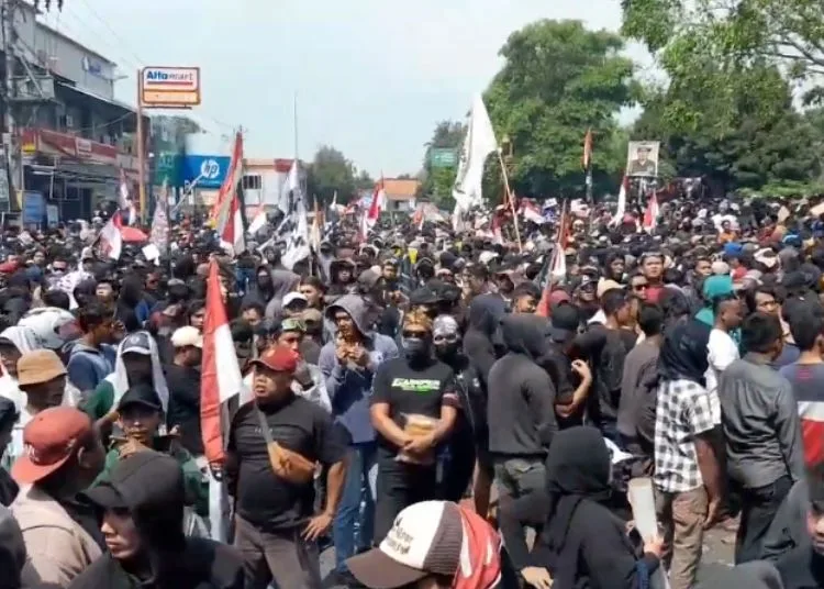 Aliansi Masyarakat Pati Bersatu Gelar Demo di DPRD Hari Ini, Bawa 13 Tuntutan 25 Aksi demo masyarakat Pati pada 13 Agustus 2025. (Lingkar Network)