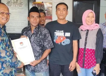 Aliansi Masyarakat Pati Bersatu (AMPB) saat mendatangi kantor KPU Pati, Selasa, 23 September 2025. (Facebook Eko Kuswanto)