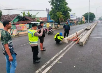 Pihak kepolisian melakukan olah TKP pasca satu pengendara motor tewas usai menghantam median jalan Pati-Kudus pada Selasa dini hari, 30 September 2025. (Lingkar Network)