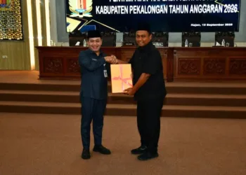 Ajukan APBD 2026, Pemkab Pekalongan Targetkan Pendapatan Rp2,4 Triliun 27 Wakil Bupati Pekalongan Sukirman menyerahkan dokumen Raperda APBD 2026 kepada Wakil Ketua DPRD Kabupaten Pekalongan, Ahmad Ridhowi dalam rapat paripurna di Gedung DPRD, Senin, 15 September 2025. (Fahri Akbar/Lingkarjateng.id)