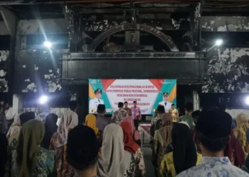 Wali Kota Pekalongan Achmad Afzan Arslan Djunaid saat melantik pejabat di halaman Setda yang masih dipenuhi puing bangunan, Senin malam, 22 September 2025. (Fahri Akbar/Lingkarjateng.id)