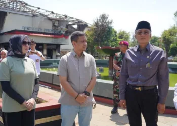 Dirubuhkan, Gedung Pemkot dan DPRD Kota Pekalongan Akan Dibangun Ulang 26 Menteri PU Dody Hanggodo bersama Wali Kota Pekalongan Achmad Afzan Arslan Djunaid meninjau kondisi gedung Setda yang rusak berat, Minggu, 7 September 2025. (Fahri Akbar/Lingkarjateng.id)