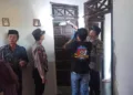 Petugas kepolisian melakukan olah TKP di rumah korban gantung diri di Desa Karyomukti, Kecamatan Kesesi, Kabupaten Pekalongan, Selasa, 9 September 2025. (Dok. Polres Pekalongan)