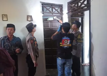 Buruh Harian di Pekalongan Akhiri Hidup Diduga Gegara Terhimpit Utang 26 Petugas kepolisian melakukan olah TKP di rumah korban gantung diri di Desa Karyomukti, Kecamatan Kesesi, Kabupaten Pekalongan, Selasa, 9 September 2025. (Dok. Polres Pekalongan)
