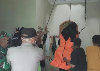 Pemuda Pekalongan Ditemukan Akhiri Hidup di Rangka Atap Rumah 25 Petugas Polsek Wonopringgo bersama tim Inafis Polres Pekalongan saat melakukan evakuasi pemuda gantung diri di Desa Rowokembu, Kamis, 11 September 2025. (Dok. Polres Pekalongan)