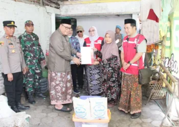 Wakil Bupati Rembang Hanies salurkan bantuan kepada korban kebakaran di Kecamatan Lasem pada Kamis, 4 September 2025. (Dok. Forkompimda Setda Kabupaten Rembang)
