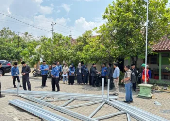 Bupati Rembang Harno bersama Wakil Bupati Hanies Cholil Barro' dan anggota Komisi IV DPRD Kabupaten Rembang meninjau langsung proyek revitalisasi sekolah di SDN 1 Tireman dan SMP An-Nawawiyyah, Tasikagung-Rembang, Rabu, 17 September 2025. (Muhammad Faalih/Lingkarjateng.id)