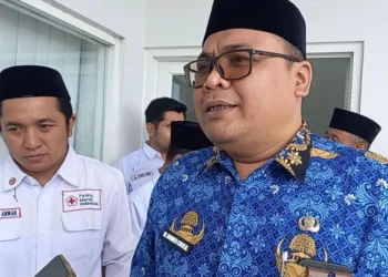 Wabup Hanies bersama ketua PMI Rembang saat diwawancarai awak media, Rabu, 17 September 2025. (Muhammad Faalih/Lingkarjateng.id)