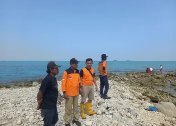 Petugas kembali melanjutkan pencarian seorang pemuda asal Soditan, Lasem, Rembang yang hilang saat memancing, Senin, 22 September 2025. (Muhammad Faalih/Lingkarjateng.id)