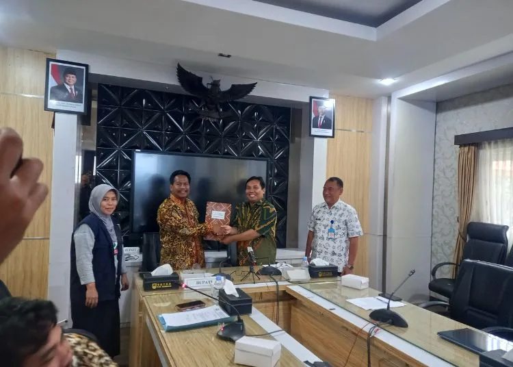 Pemkab Rembang Integrasikan Aplikasi SIPARI dengan XSTAR BPH Migas 25 Pemkab Rembang dengan BPH Migas resmi mengintegrasikan aplikasi SIPARI-XSTAR di Ruang Rapat Bupati Rembang, Jumat, 26 September 2025. (Muhammad Faalih/Lingkarjateng.id)