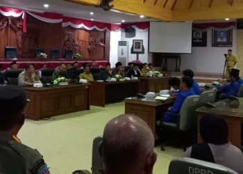 Pemkab dan DPRD Rembang saat beraudiensi dengan perwakilan mahasiswa di Ruang Rapat Paripurna DPRD Rembang pada Senin, 1 September 2025. (Lingkar Network/Lingkarjateng.id)