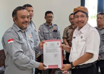 Plt. Ketua KONI Rembang, Zaenal Arifin (kanan), menyerahkan pernyataan sikap kepada Kepala Dindikpora Rembang, Sutrisno (kiri), di Kantor Dindikpora Rembang pada Senin, 9 September 2025. (Lingkar Network/Lingkarjateng.id)