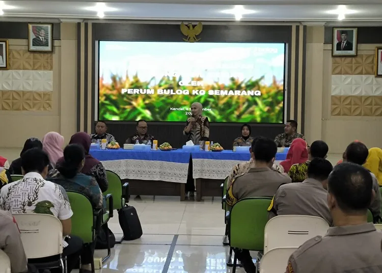 Serapan Jagung Pipil dari Petani Kendal Masih Rendah, Ini Penjelasan Bulog 25 Bupati Kendal, Dyah Kartika Permanasari, memberi sambutan dalam sosialisasi penyerapan jagung pipil kering yang digelar Perum Bulog KC. Semarang di Kabupaten Kendal, Kamis, 4 September 2025. (Arvian Maulana/Lingkarjateng.id)