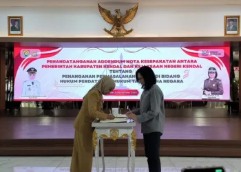 Pemkab dan Kejari Kendal Teken Kerja Sama Penanganan Hukum 32 Bupati Kendal, Dyah Kartika Permanasari, menandatangani addendum nota kesepakatan terkait penanganan masalah hukum bersama Kejaksaan Negeri Kendal di Pendopo Tumenggung Bahurekso Setda Kendal, Senin, 8 September 2025. (Arvian Maulana/Lingkarjateng.id)