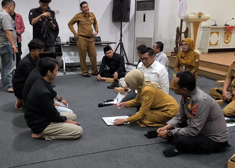 Audiensi dengan BEM Kendal, Bupati Tika Pastikan Tindak Lanjuti Aspirasi Mahasiswa 25 Bupati Kendal, Dyah Kartika Permanasari, menandatangani surat tuntutan mahasiswa usai audiensi di Ruang Rapat Abdi Praja Setda Kendal, Senin, 8 September 2025. (Arvian Maulana/Lingkarjateng.id)