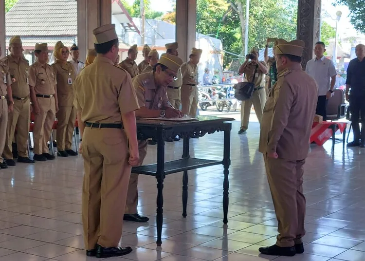 Prosesi pelantikan Pj Sekda Kabupaten Semarang di Pendopo Rumah Dinas Bupati Semarang, Ungaran, pada Senin, 1 September 2025. (Hesty Imaniar/Lingkarjateng.id)