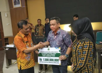 Gubernur Jawa Tengah, Ahmad Luthfi, menyerahkan bantuan keuangan secara simbolis kepada Wali Kota Pekalongan, Achmad Afzan Arslan Djunaid, di kantor Bappeda Kota Pekalongan, Selasa, 2 September 2025. (Pemprov Jateng/Lingkarjateng.id)