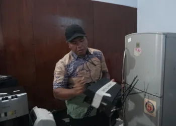 Petugas Pemkot Pekalongan mendata barang jarahan yang dikembalikan warga di posko pengembalian, Kamis, 4 September 2025. (Fahri Akbar/Lingkarjateng.id)