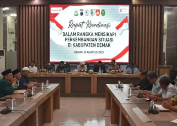 Forkopimda Demak saat rapat koordinasi bersama tokoh masyarakat, tokoh agama, dan organisasi kemasyarakatan di Gedung Bina Praja, Minggu, 31 Agustus 2025. (M. Burhanuddin Aslam/Lingkarjateng.id)