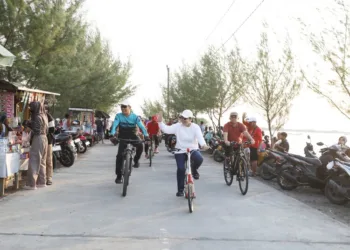 Wali Kota Semarang, Agustina Wilujeng Pramestuti, saat gowes bersama OPD dan masyarakat di wilayah Pantai Mangunharjo, Kelurahan Mangkang Kulon, Kecamatan Tugu, pada Minggu, 31 Agustus 2025. (Pemkot Semarang/Lingkarjateng.id)