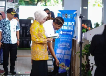 Wali Kota Salatiga, Nina Agustin, melihat buku di pojok baca Terminal Tipe A Tingkir, Selasa, 2 September 2025. (Prokompim Setda Salatiga/Lingkarjateng.id)