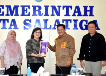 Wali Kota Salatiga, Robby Hernawan, memberikan cendera mata kepada Koordinator Sub Komisi Pemajuan HAM, Atnike Nova Sigiro, di Ruang Kalitaman Gedung Setda Salatiga. (Prokompim Setda Salatiga/Lingkarjateng.id)