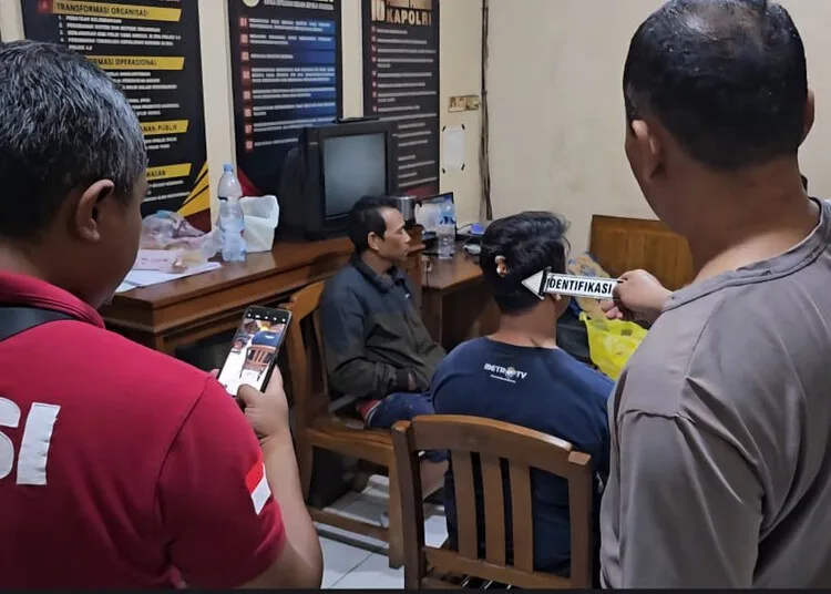 Geger Batangan Pati, Puluhan Pemuda Raci Serang Desa Ketitangwetan, 4 Warga Luka-Luka 25 Warga Ketitangwetan melaporkan aksi penyerangan oleh pemuda Desa Raci ke Polsek Batangan, Kabupaten Pati, Minggu, 7 September 2025. (Lingkarjateng.id)