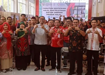 Pelaku UMKM Kabupaten Semarang Dibekali Pelatihan Sistem Jaminan Produk Halal 30 Kepala Diskumperindag Kabupaten Semarang, Heru Subroto (batik merah), saat menghadiri pelatihan sistem jaminan produk halal bagi para pelaku UMKM di Kompleks Pusat Layanan Usaha Terpadu (PLUT), Lopait, Kecamatan Tuntang. (Diskominfo Kab. Semarang/Lingkarjateng.id)