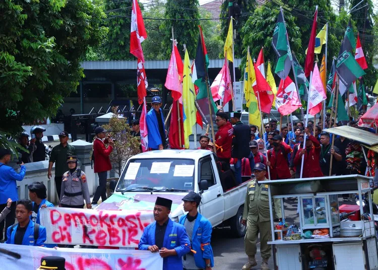 Aliansi Cipayung Pekalongan Raya Demo di DPRD, Ini Tuntutannya 25 Mahasiswa yang tergabung dalam Aliansi Cipayung Pekalongan Raya menggelar aksi damai di depan Gedung DPRD Kabupaten Pekalongan, Senin, 8 September 2025. (Fahri Akbar/Lingkarjateng.id)