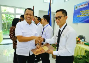 Bupati Kudus, Sam'ani Intakoris, memberikan piagam penghargaan kepada peserta pelatihan kepemimpinan pengawas di Balai Diklat Sonyawarih, Desa Menawan, Kacamatan Gebog, Kabubupaten Kudus, Rabu, 3 September 2025. (Nisa Hafizhotus S./Lingkarjateng.id)