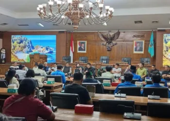 Mahasiswa Desak DPRD Salatiga Bentuk Pansus TPA Ngronggo dan TWR 27 Sejumlah mahasiswa berdialog dengan pimpinan DPRD Kota Salatiga di Ruang Bhineka Tunggal Ika DPRD, Senin, 1 September 2025. (Dok. Pribadi)